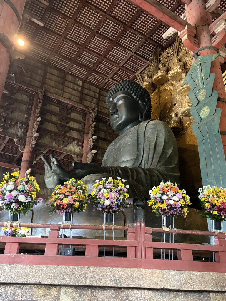 花で彩られた大仏様