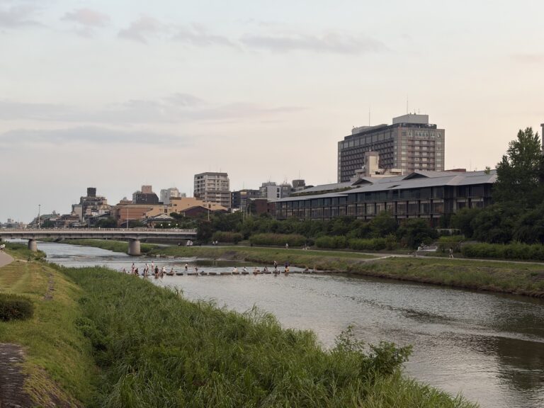 Se rafraîchir au bord de la rivière Kamogawa en soirée